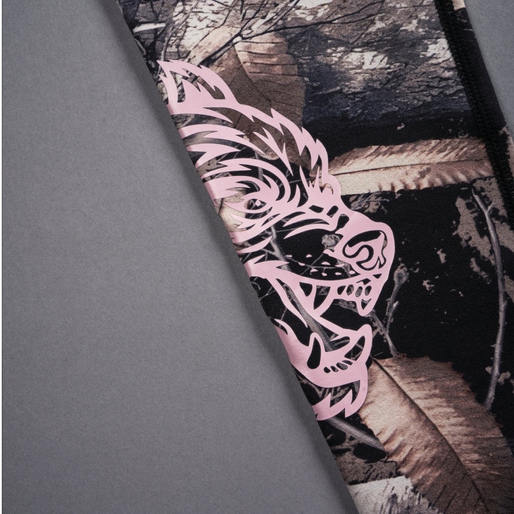 OUR PASSION "EVERSON SEAMLESS" SCRUNCH LEGGINGS IN DARC BROWN WOODLAND CAMO - Picture 8 of 12